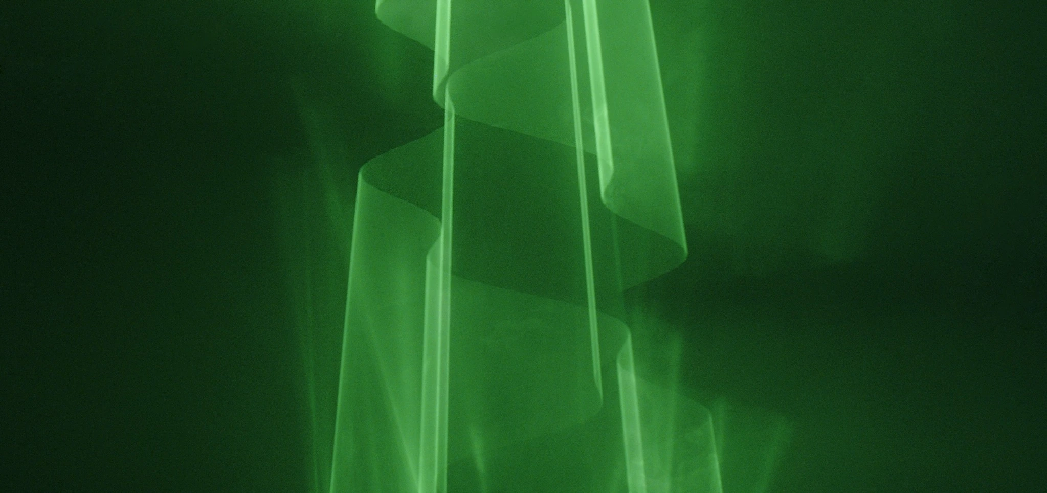 BOREAL 02 — planos verdes de luz em curva sobre fundo escuro