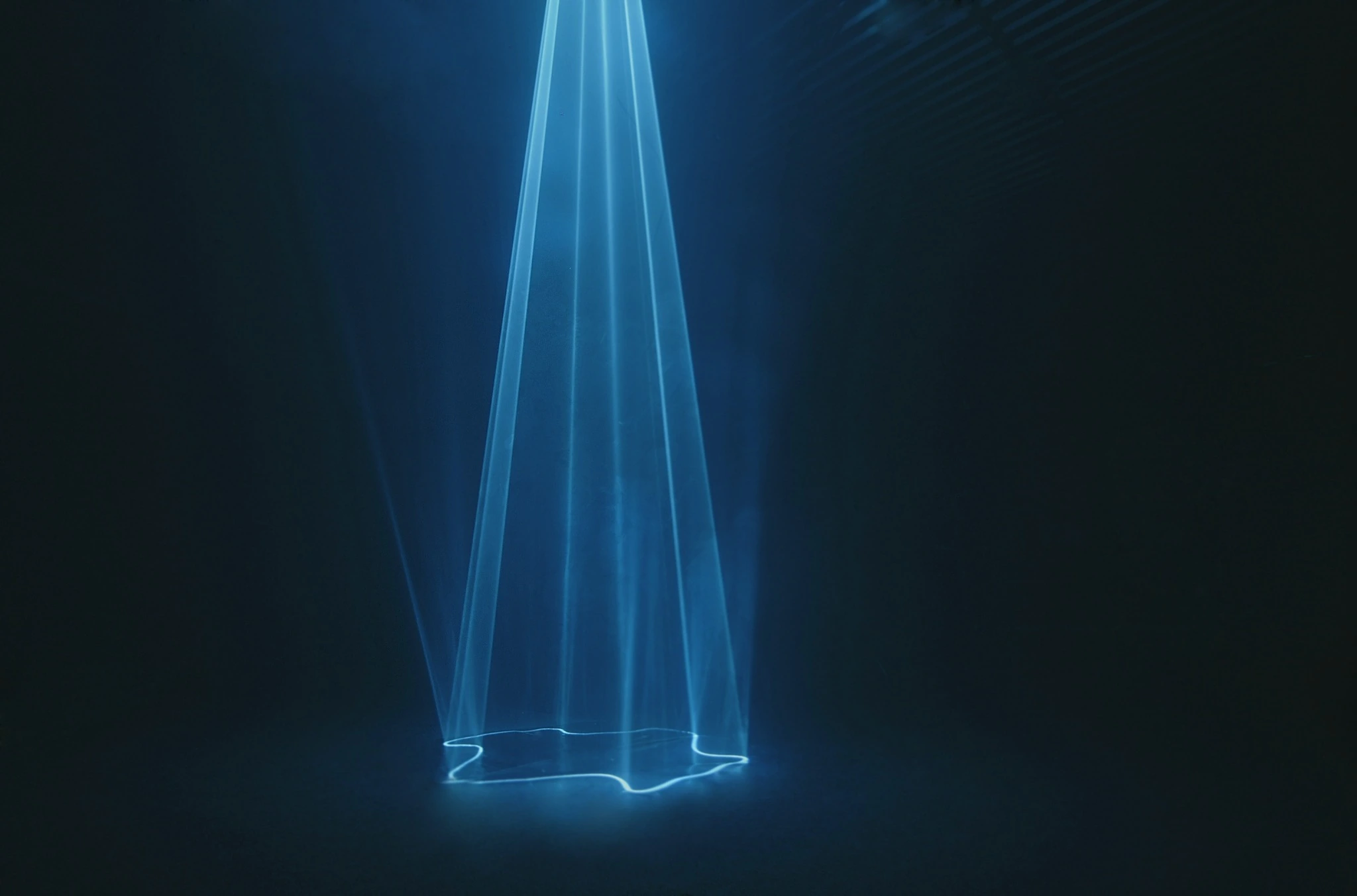 EIXO 03 — estrutura vertical em luz azul sobre fundo escuro