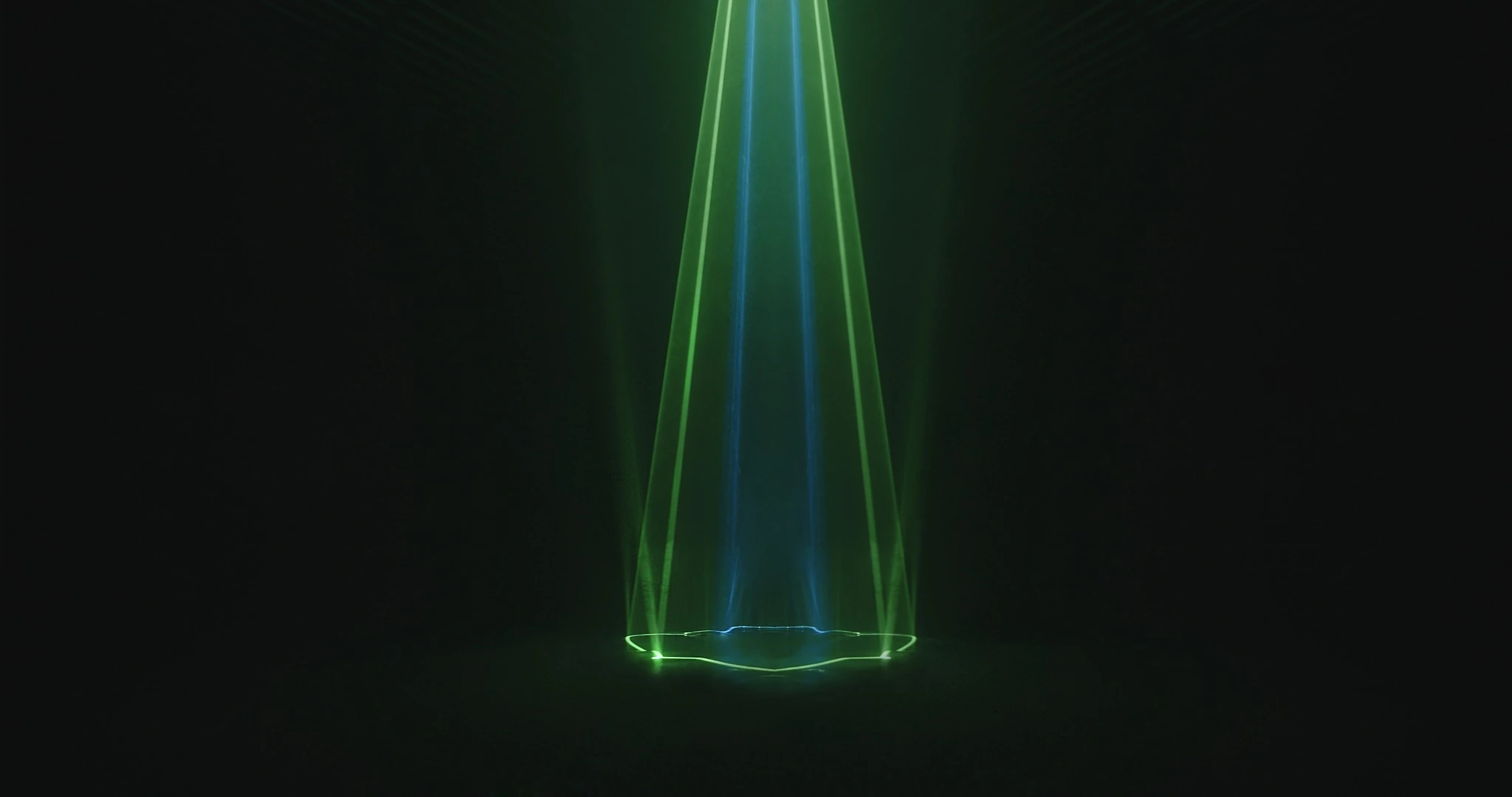 EIXO 04 — planos verdes e azuis de luz formando um eixo central