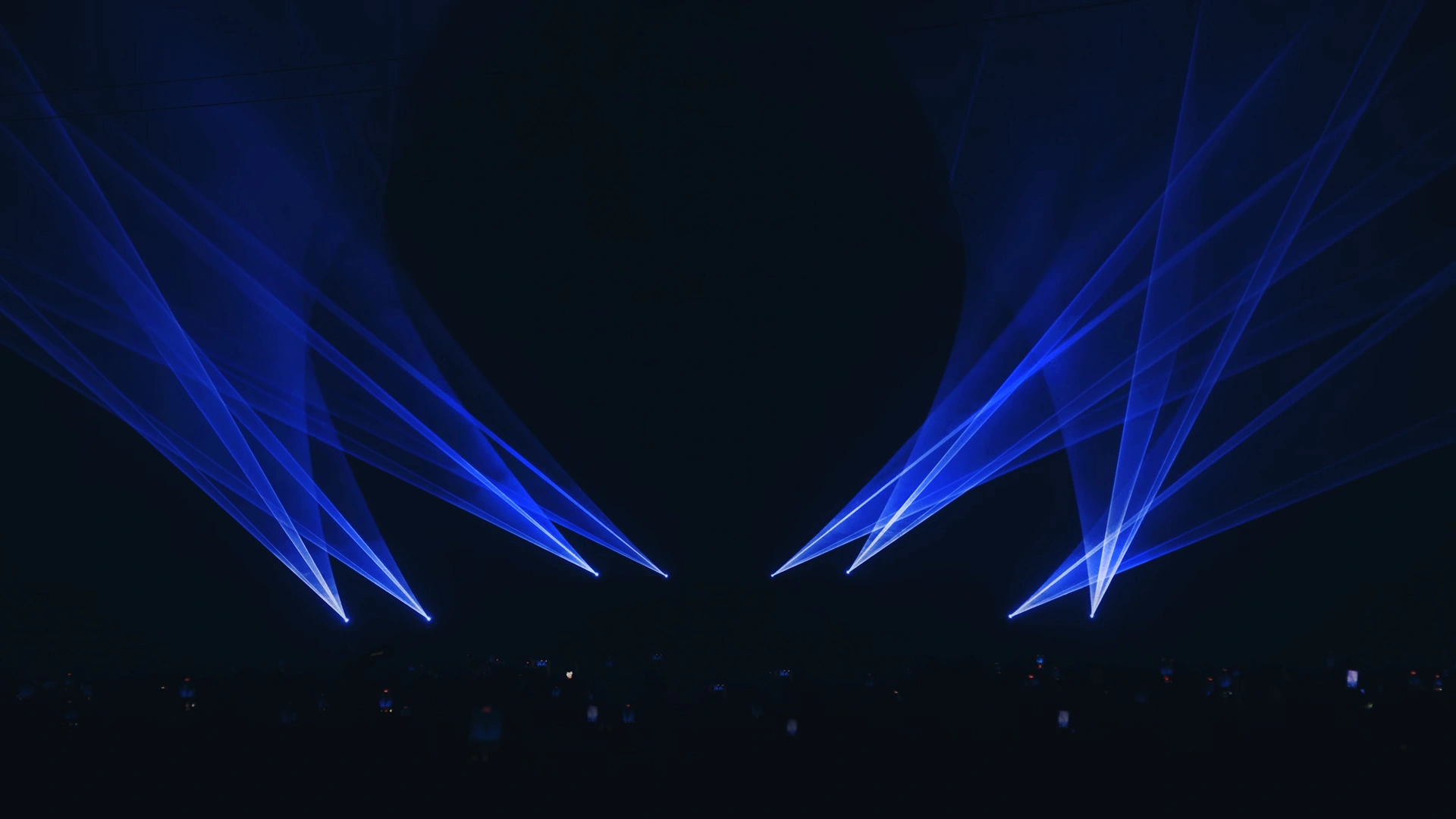VELLUM — planos de luz azul em composição bilateral