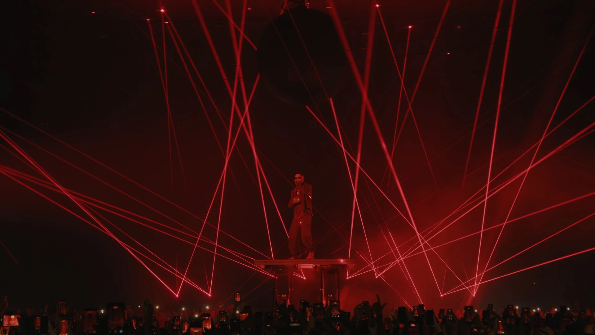 Show com múltiplos feixes de laser vermelhos