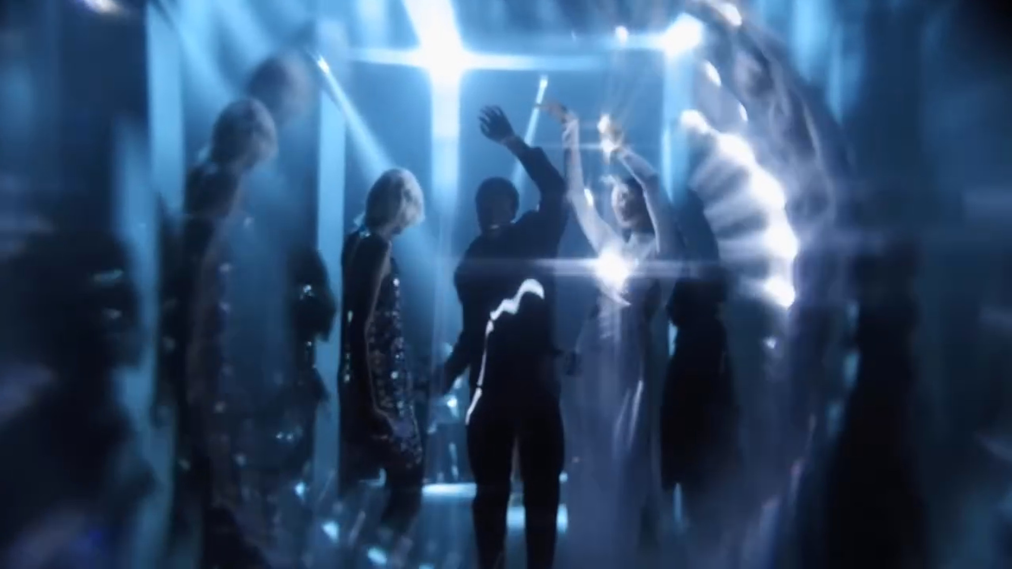 MOTOROLA — figuras humanas entre linhas de luz azul e branca